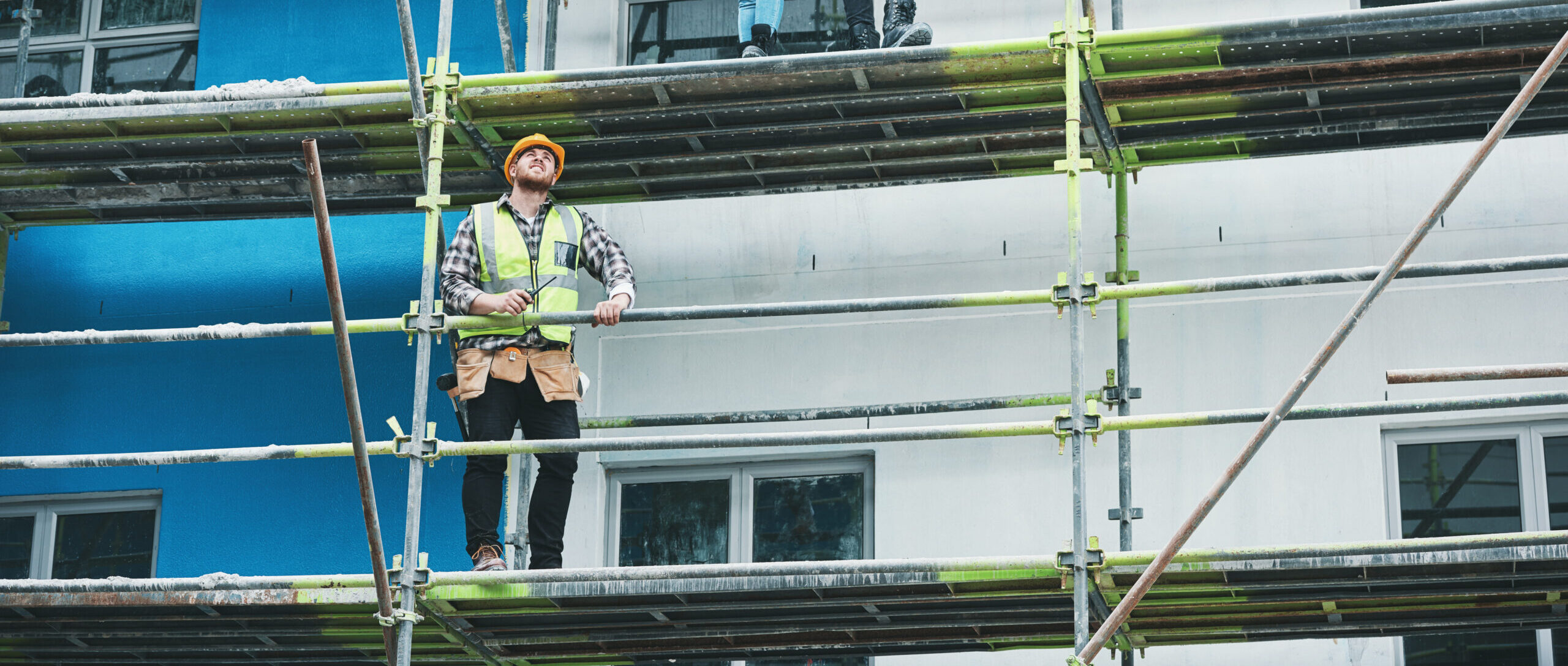 Bauarbeiter auf Gerüsten